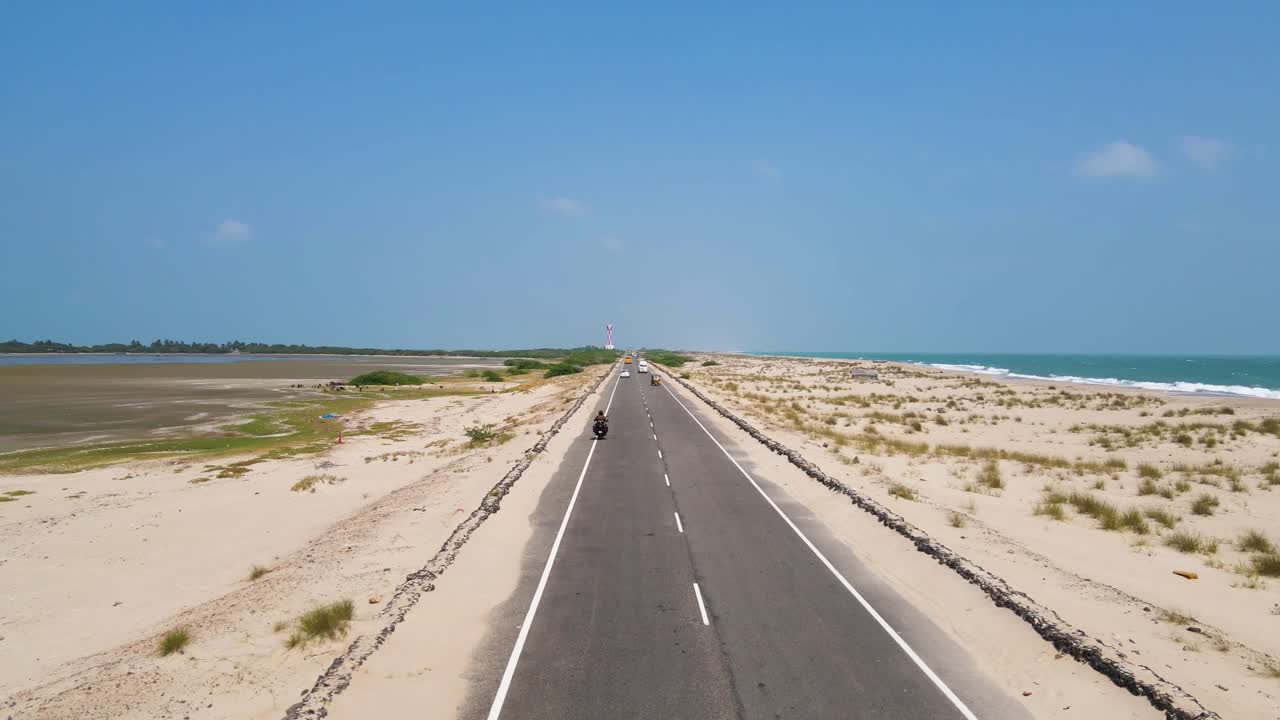 다누슈코디의 모래 언덕이 공중에서 찍힌 드론 사진입니다. 양쪽 모두 은 물로 둘러싸여 있습니다.