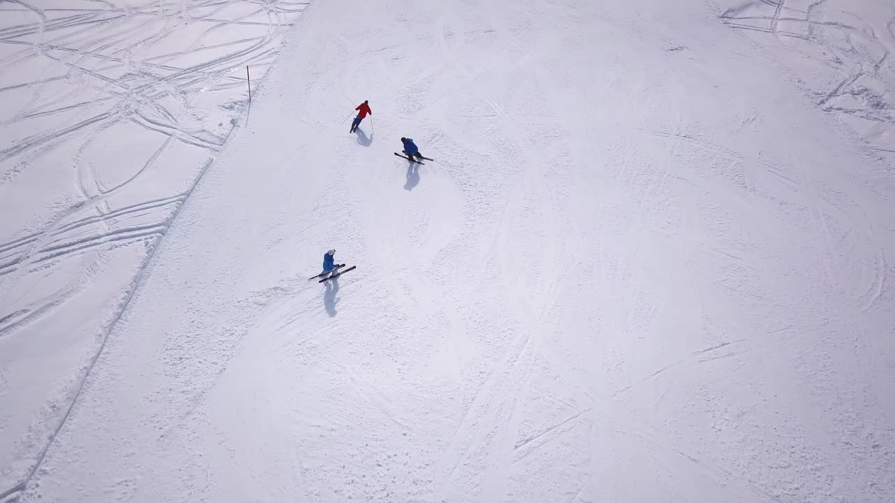 겨울 스키 리조트의 눈 슬로프에서 스키와 스노보드를 타는 사람들