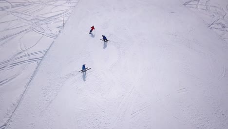 Gente-Esquiando-Y-Haciendo-Snowboard-En-La-Pista-De-Nieve-En-La-Estación-De-Esquí-De-Invierno