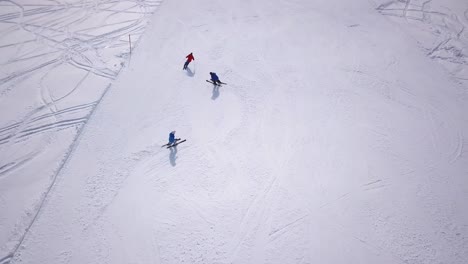gente esquiando y haciendo snowboard en la pista de nieve en la estación de esquí de invierno