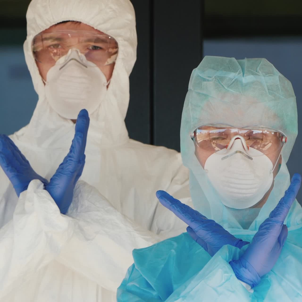 los médicos muestran el signo del pie con las manos