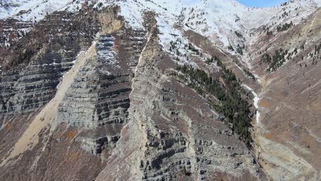 Excelente-Toma-Aérea-De-Una-Cordillera-Invernal