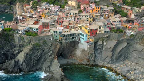 4K-Luftaufnahmen-Von-Vernazza,-Cinque-Terre-In-Italien