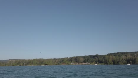 Verano-En-Suiza-Vista-Al-Lago-Con-Pájaros