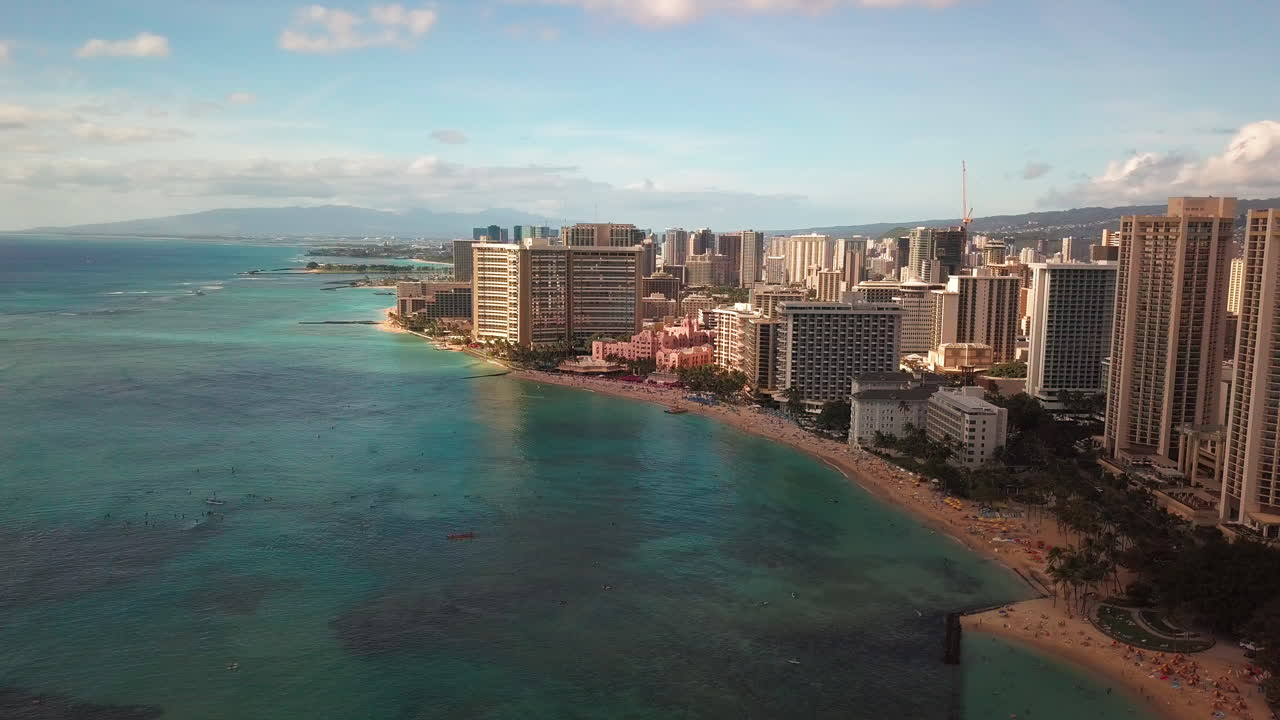 해가 뜨는 하와이 오아후 섬 의 호놀루루 시 와 와이키키 해변 의 아름다운 공중 촬영