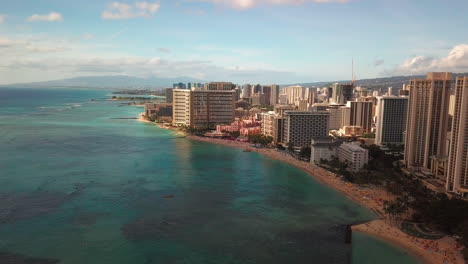 hermosa toma aérea de la ciudad de honolulu y la playa de waikiki en la isla de oahu, hawai al amanecer