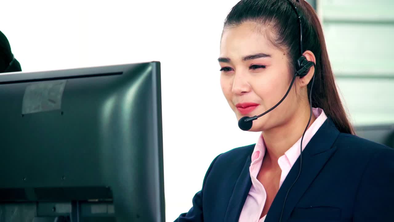 Forretningsfolk med headset som jobber på kontor