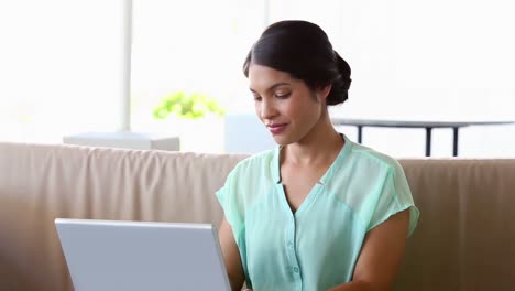 mujer de negocios trabajando en una computadora portátil