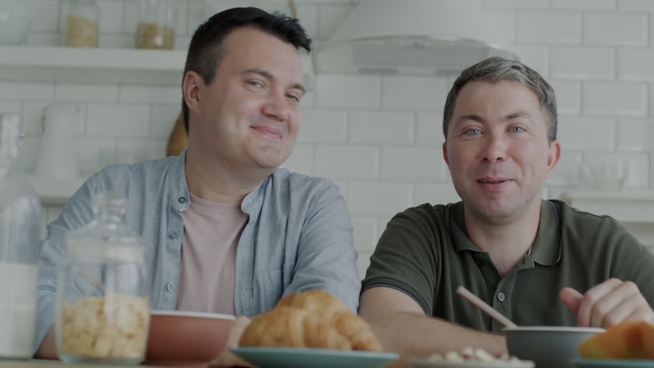 Zwei Männer frühstücken gemeinsam