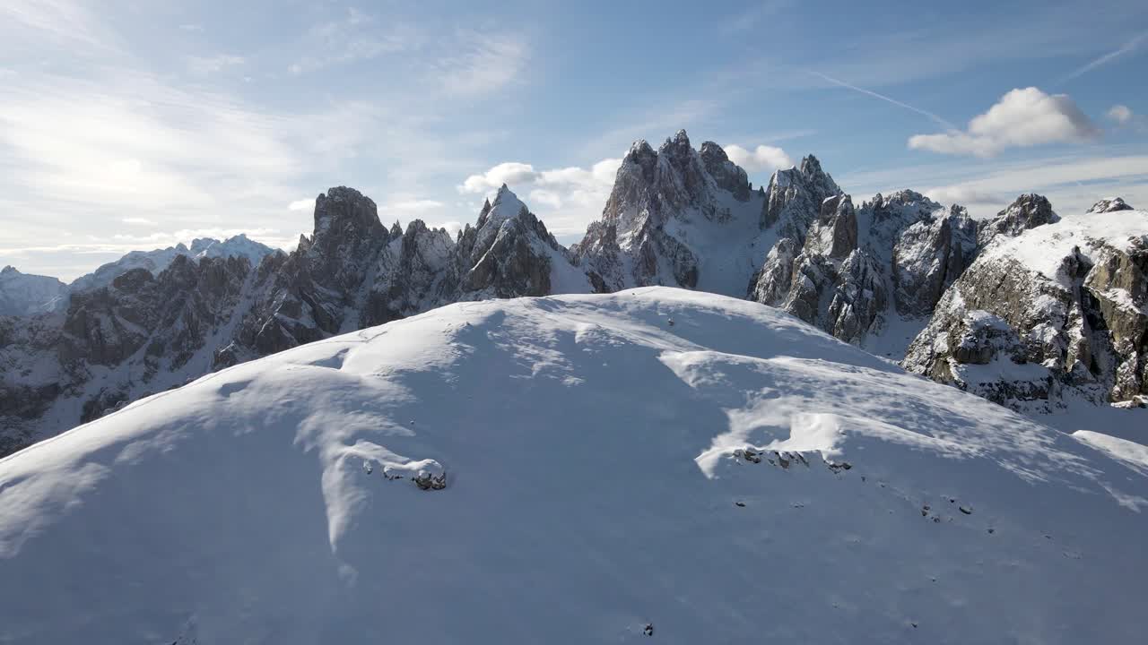 vista aérea de los dolomitas - los alpes italianos, durante el invierno