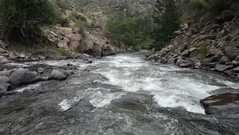 flussschnellen durch felsen im clear creek canyon park in golden, colorado