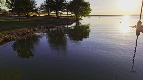 superficie del lago reflectante en la hora dorada en el lago ray hubbard en rockwall, texas