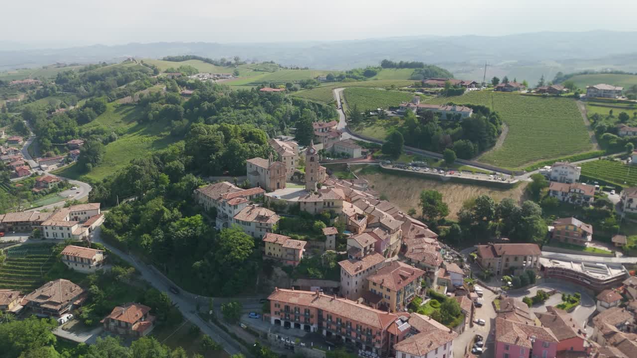 monforte d'alba, región de langhe, cuneo, piamonte, italia. vista aérea en 4k de la plaza de la iglesia, la torre del reloj y el auditorio de horszowski. langhe roero monferrato. dando vueltas a la izquierda, vista panorámica