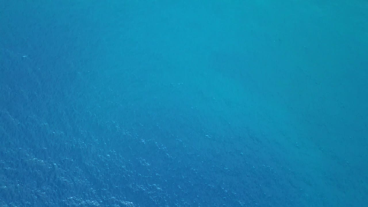 mar azul tranquilo desde un dron