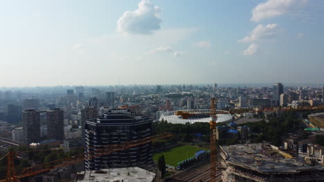 volando sobre el centro de kiev cerca del sitio de construcción