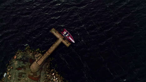 una toma vertical aérea de un barco solitario amarrado a un muelle