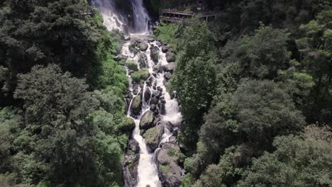 cascada y río en las montañas: vista aérea de la belleza de la naturaleza en méxico