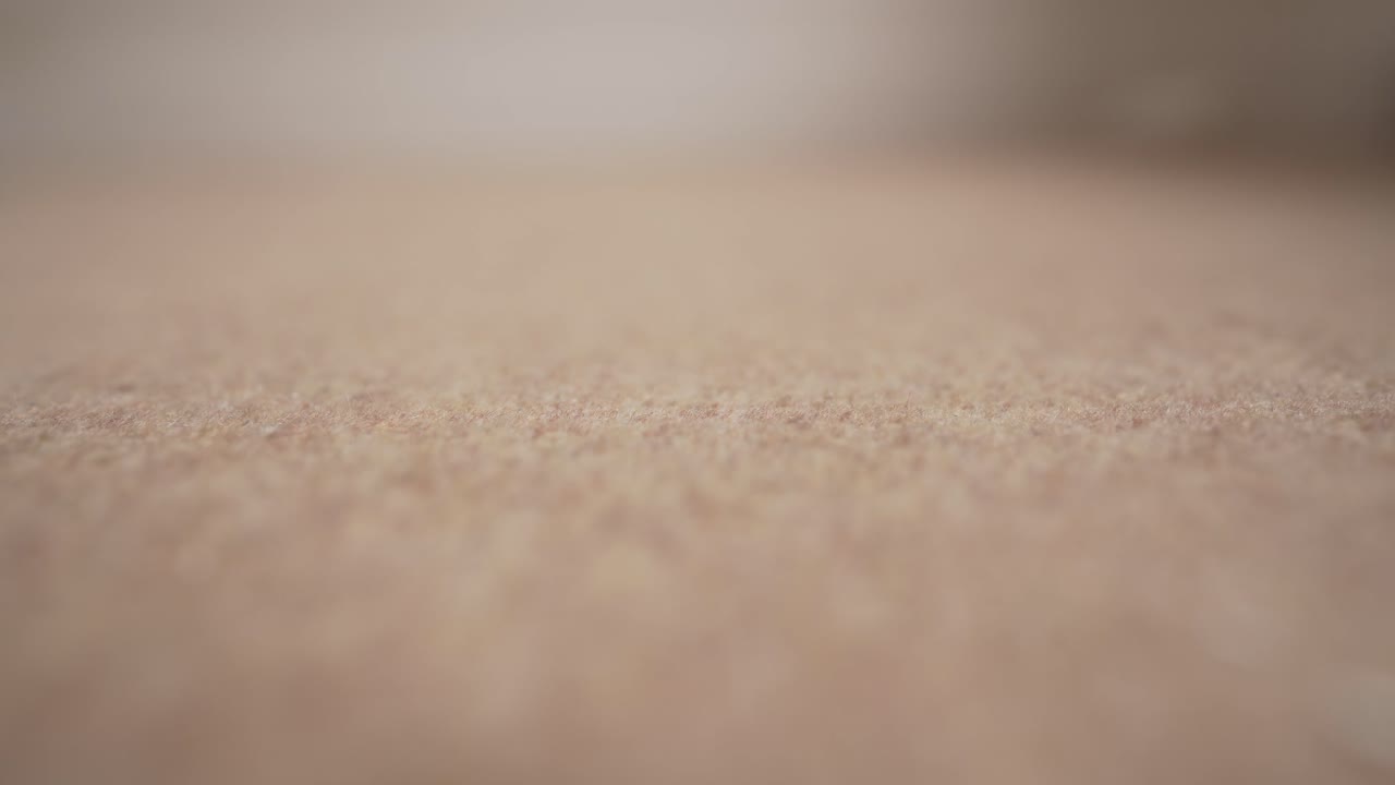 Tampilan makro dekat, fokus dan tidak fokus, dari karpet penutup lantai di dalam kamar rumah di Cambridge, Inggris