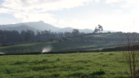 Weite-Schwenkansicht,-Die-Vulkan-Pasochoa-Von-Einem-Feld-In-Machachi-Ecuador-Zeigt