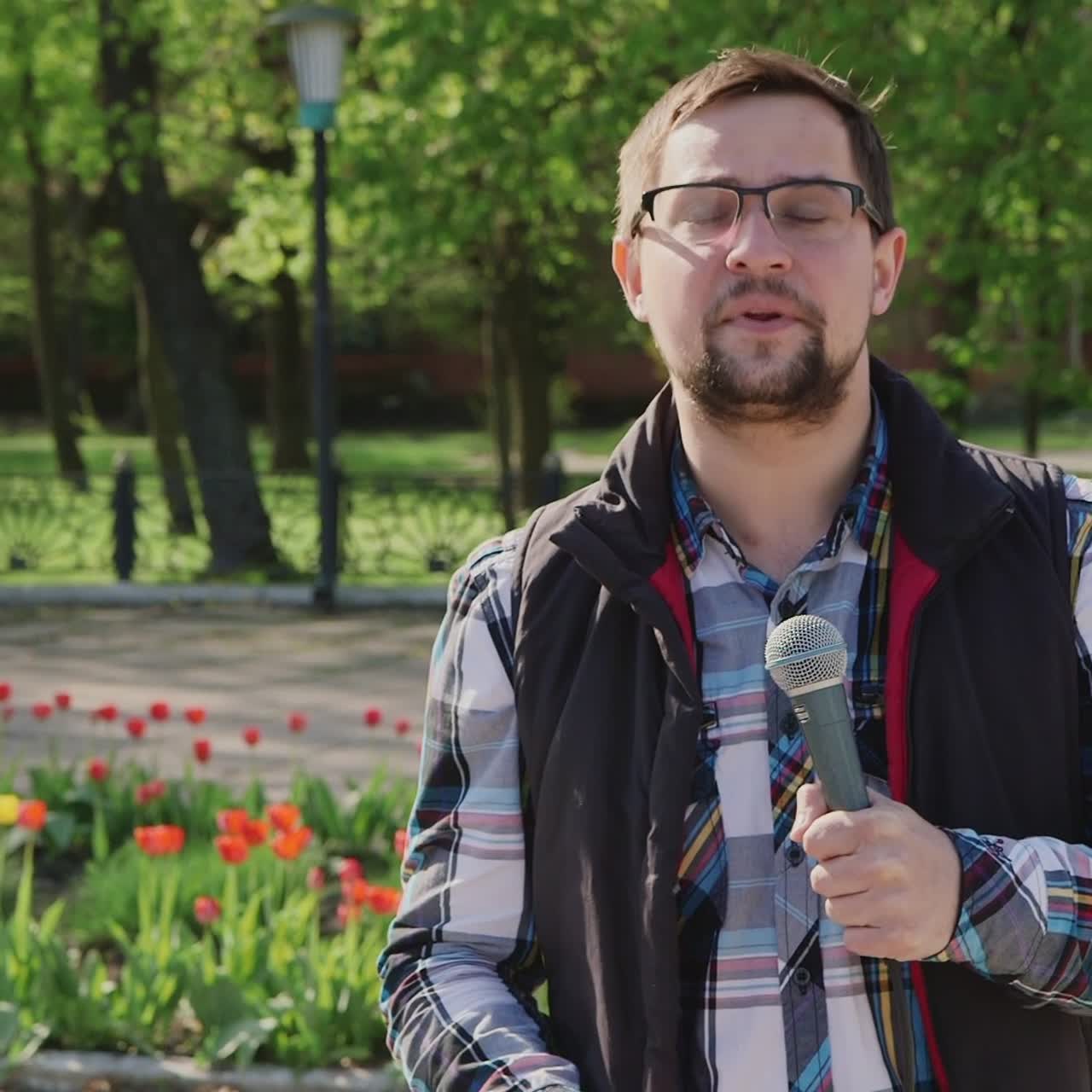 Un giornalista parla al microfono