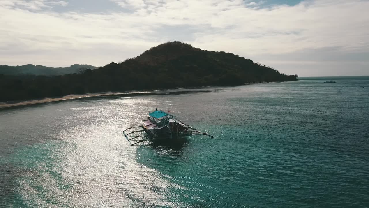 물에 태양 반사와 함께 방카 보트 주위를 돌고
