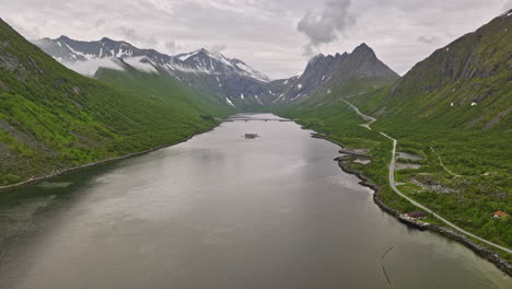 Gryllefjord-Noruega-Aérea-V1-Espectacular-Vista-Aérea-De-Drones-Sobrevuelo-Noruego-Capturando-Hermosos-Valles-Y-Crestas-Montañosas-Y-La-Tranquilidad-Del-Entorno-Costero---Filmado-Con-Mavic-3-Cine---Junio-De-2022