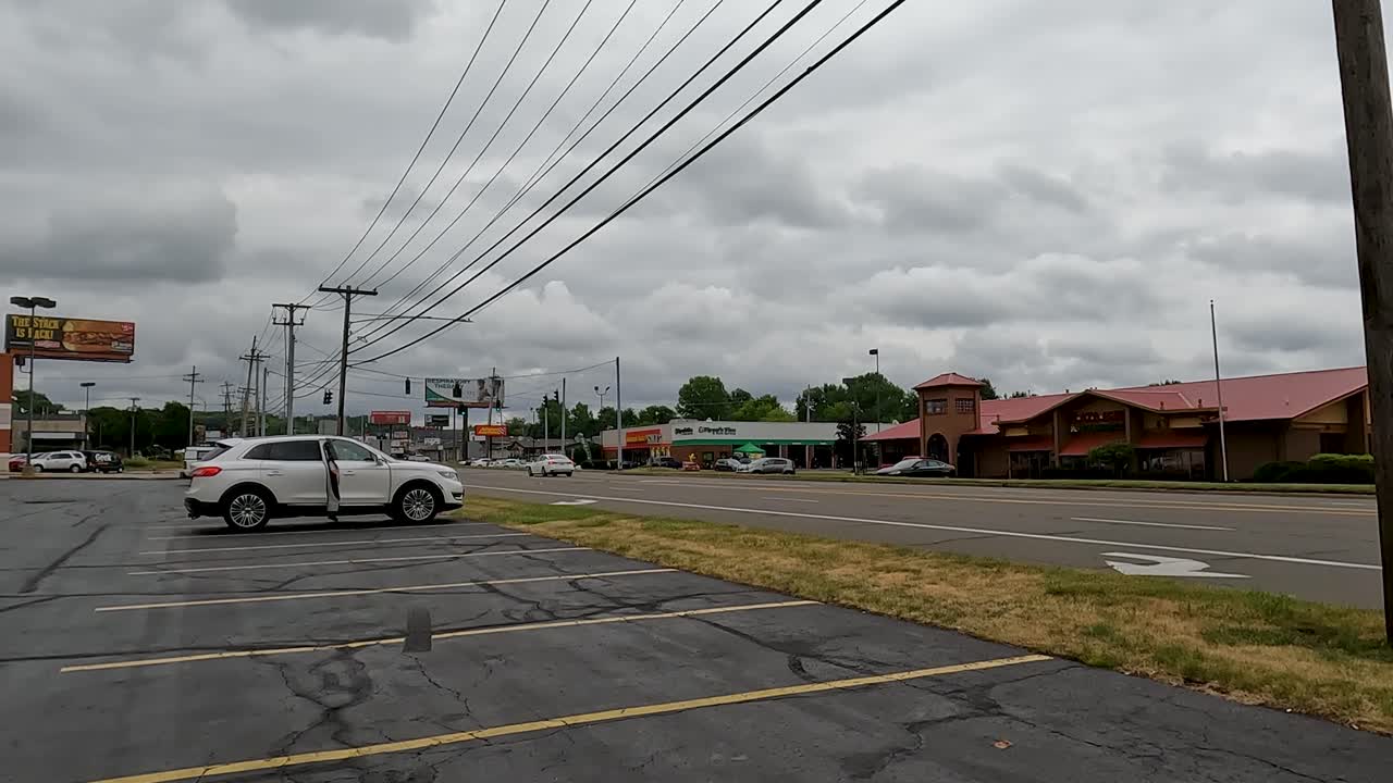 una toma de lapso de tiempo del tráfico en la carretera