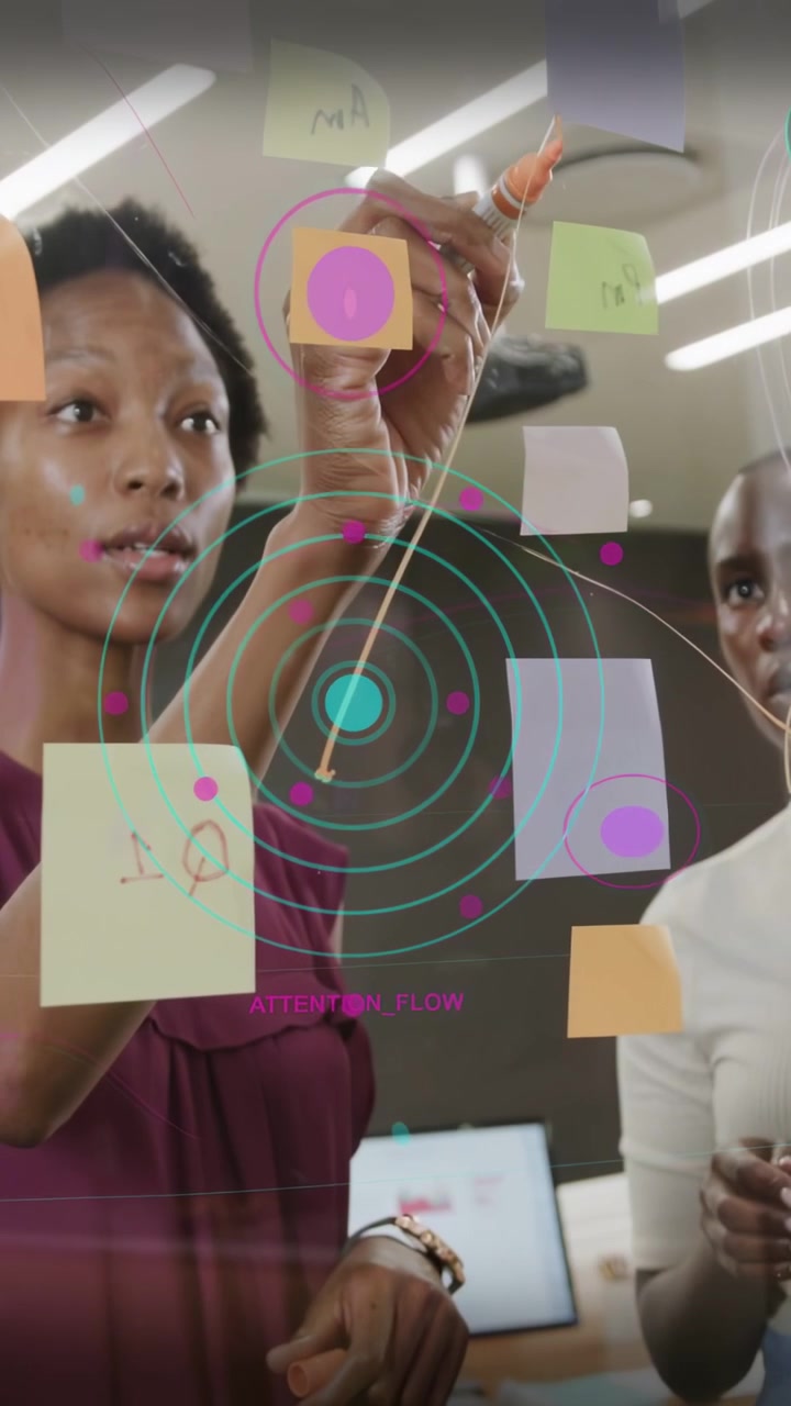 Video verticale: Donna di mezza età che passa un tornello usando il telefono, attivando la realtà aumentata (AR) e guidando una revisione del design.