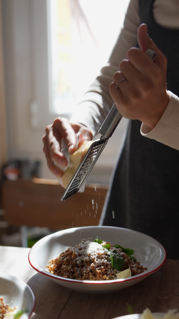 raspar queso sobre un plato saludable