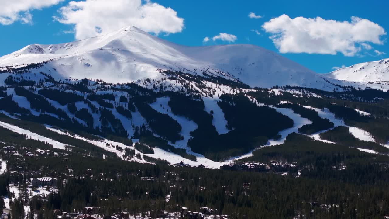 Ripresa con drone della stazione sciistica di Breckenridge a Breckenridge, Colorado.