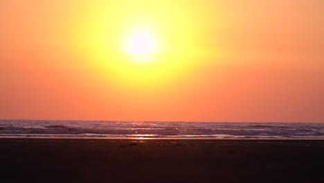 Hermosa-Puesta-De-Sol-En-La-Playa-Del-Mar-Arábigo-Con-Olas-Relajantes-Y-Brillantes