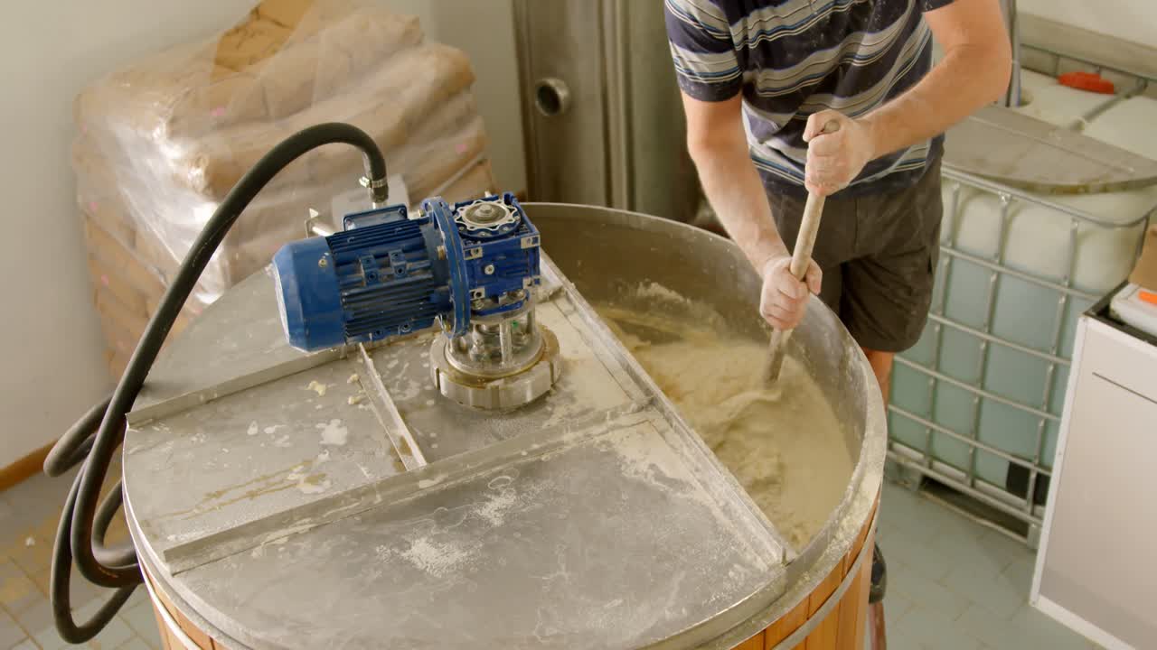 trabajador masculino preparando ginebra en la destilería 4k