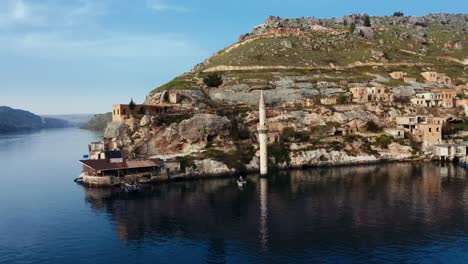 Luftaufnahme-Des-Alten-Halfeti-Unter-Dem-Wasser-Des-Euphrat