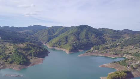 Increíble-Toma-Aérea-Panorámica-De-4k-Del-Lago-Zaovine-Y-La-Montaña-Tara-En-Serbia