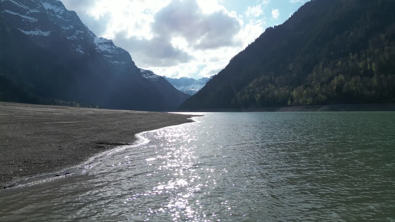 환상적 인 산악 풍경 에 있는 알파인 호수 의 해안선 의 공중 전망