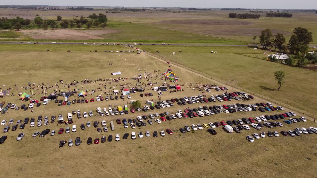 부에노스아이레스에서 열린 에어로 모델링 이벤트 주차장 위의 원형 드론 비행은 주차된 차량의 대중을 보여줍니다.