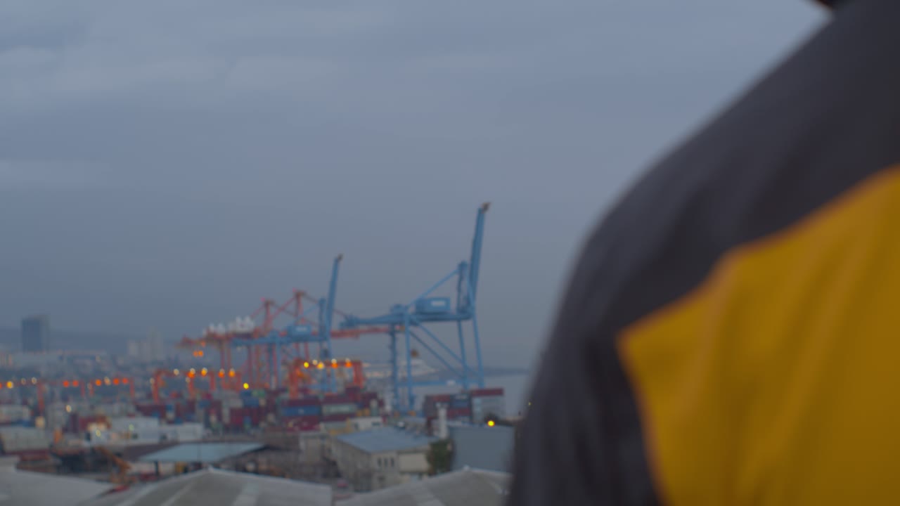 fotógrafo con una ciudad de fondo