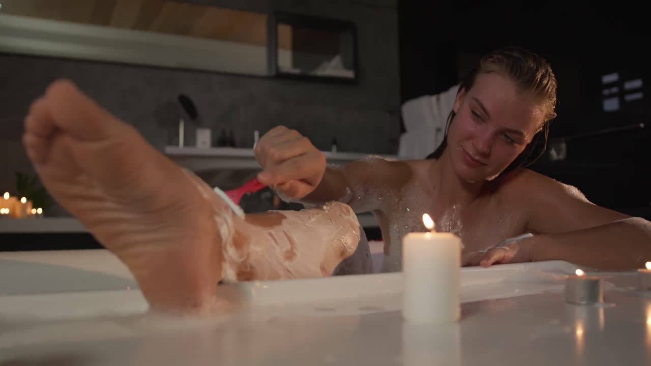 호텔에서 목욕을 하는 백인 여성