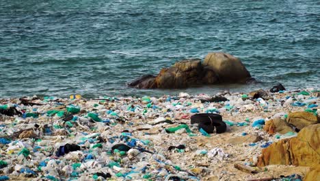 Paradise-tropical-beach-in-Vietnam-devastated-by-rubbish-pollution