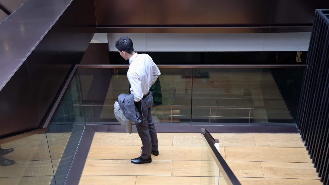 Professionisti in abito con uno zaino sulle scale che ricevono brutte notizie e problemi con un cliente tramite smartphone. Un manager in difficoltà parla al telefono cellulare.