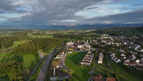 Greifensee,-Schweiz,-Mit-üppigem-Grün,-Häusern-Und-Bergen-Im-Hintergrund,-Luftaufnahme