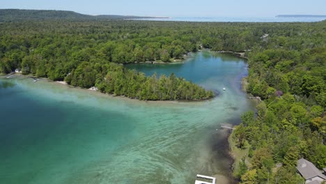 Belleza-Del-Lago-Fisher-En-Michigan-Con-Propiedad-Privada-En-La-Costa,-Vista-Aérea