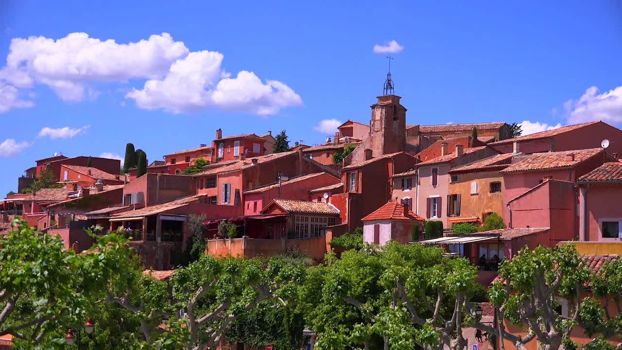 La città collinare francese di Roussillon, Francia, con i suoi edifici colorati è un punto culminante della Provenza 1