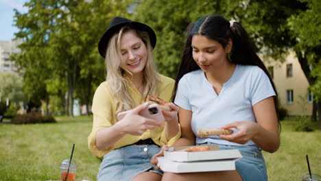 amigas jóvenes divirtiéndose juntas.