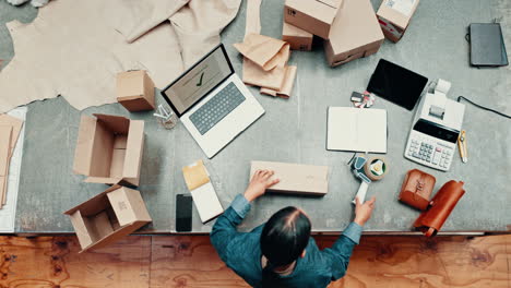 caja, cinta y mujer empacando para la entrega