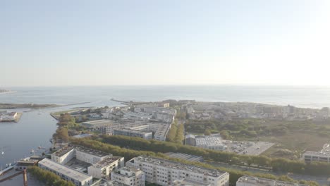 El-Dron-Desciende-Desde-Una-Vista-Aérea-Hasta-La-Perspectiva-De-Un-Río.