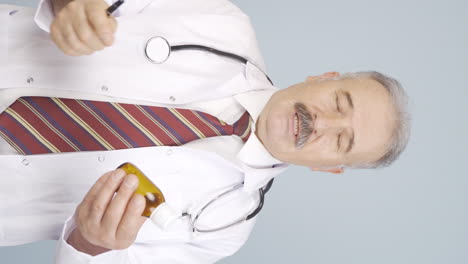 Vertical-video-of-The-old-doctor-describes-the-use-of-the-drug.