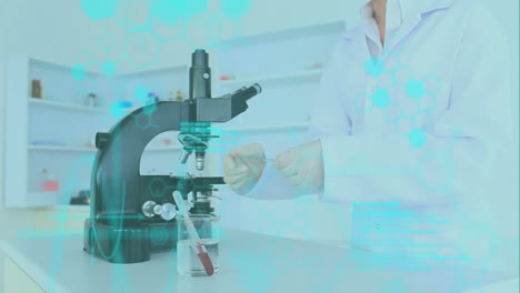 animación de procesamiento de datos sobre una científica caucásica que trabaja en un laboratorio