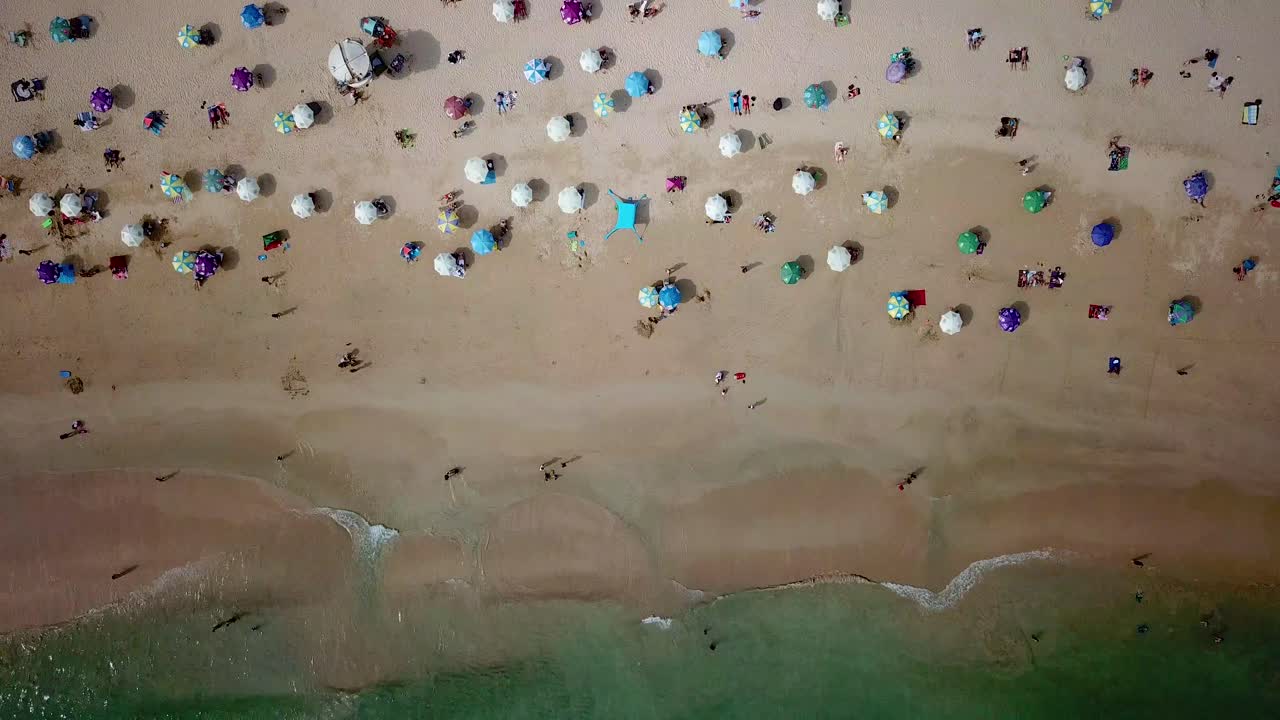 코로나바이러스 발생으로 몇 달간 폐쇄된 공공 해변이 대중에게 재개장함에 따라 홍콩 섹오 해변에서 파라솔을 사용하는 방문객들의 정적인 조감도