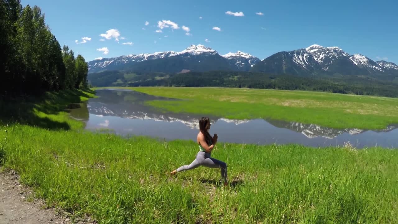 mujer practicando yoga en la pradera